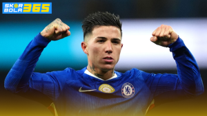 Enzo Fernandez tanpa jersey melakukan selebrasi dalam pertandingan dengan headline transfer dari Chelsea ke Madrid.
