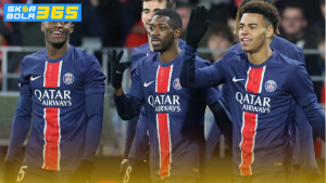 Para pemain PSG melakukan selebrasi kemenangan di lapangan dengan seragam biru tua dalam pertandingan Liga Prancis.