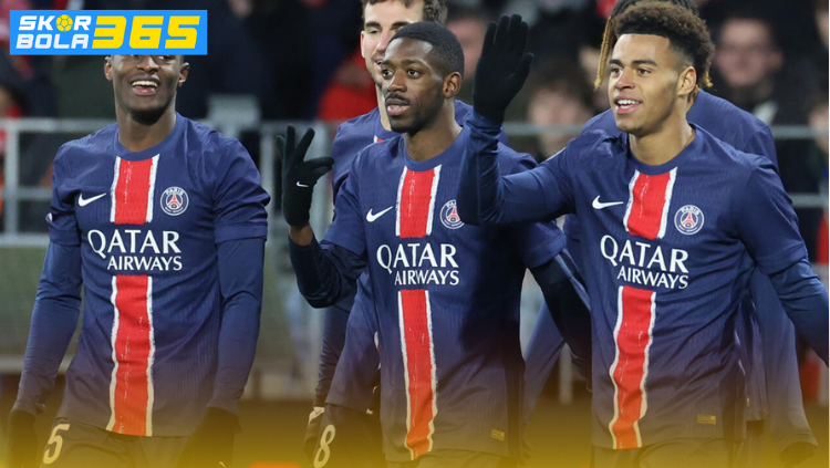 Para pemain PSG melakukan selebrasi kemenangan di lapangan dengan seragam biru tua dalam pertandingan Liga Prancis.