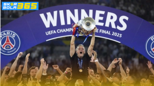 Para pemain Paris Saint-Germain mengangkat trofi juara dan merayakan kemenangan bersama di podium setelah final Piala Prancis.