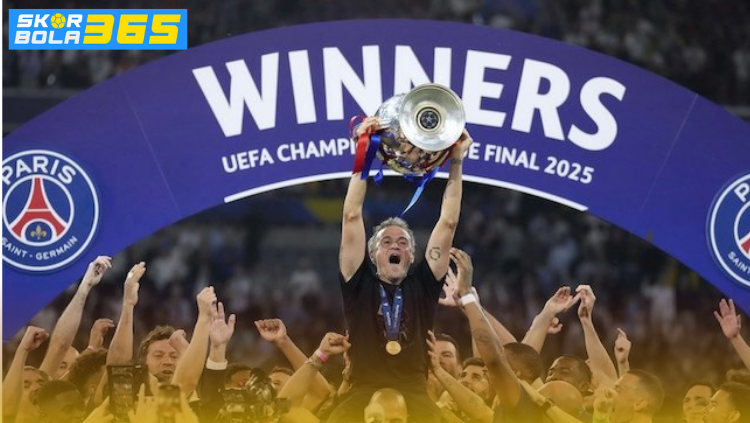 Para pemain Paris Saint-Germain mengangkat trofi juara dan merayakan kemenangan bersama di podium setelah final Piala Prancis.