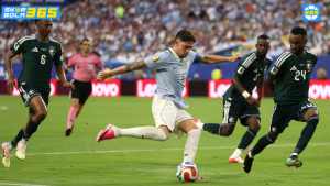 Federico Valverde merayakan selebrasi usai dinobatkan sebagai Man of the Match Arab Saudi vs Uruguay di Piala Dunia 2026. Simak analisisnya di SKOR BOLA 365.
