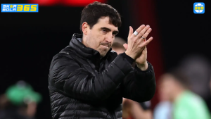 Andoni Iraola berdiri di lapangan Anfield dengan syal Liverpool, siap membawa The Reds rebut gelar Premier League 2026-2027. Prediksi lengkap di SKOR BOLA 365.