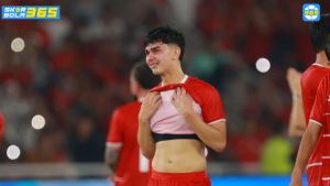 Mathew Baker menangis disambut pelukan rekan setim usai debut bersama Timnas Indonesia. SKOR BOLA 365