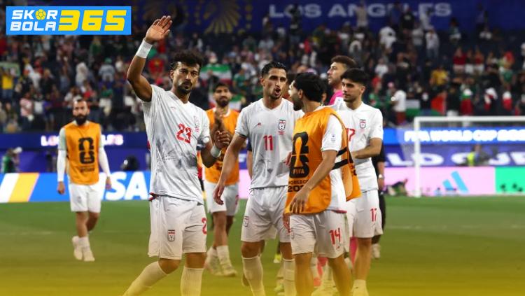 Pemain Timnas Iran merayakan hasil pertandingan dengan menyapa suporter usai laga internasional di stadion.
