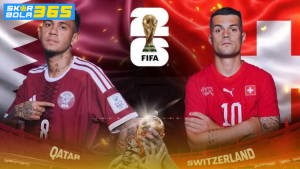 Poster pertandingan Qatar vs Swiss menampilkan pemain kedua tim dengan latar trofi FIFA dan bendera nasional masing-masing.