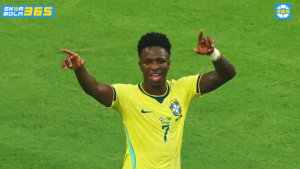 Vinicius Junior melakukan selebrasi usai mencetak gol untuk Timnas Brasil dalam pertandingan sepak bola internasional dengan mengenakan jersey kuning nomor 7.