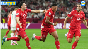 Para pemain Timnas Swiss merayakan kemenangan dengan penuh semangat setelah pertandingan Piala Dunia FIFA mengenakan seragam merah.