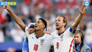 Pemain Timnas Inggris nomor 10 menggiring bola saat mendapat tekanan dari pemain Norwegia nomor 4 dalam pertandingan sepak bola internasional.