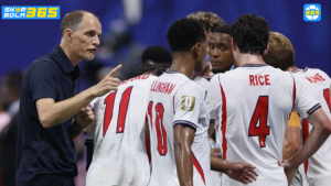 Thomas Tuchel memberikan instruksi taktik kepada pemain Timnas Inggris termasuk Eberechi Eze dan Elliot Anderson saat pertandingan internasional.