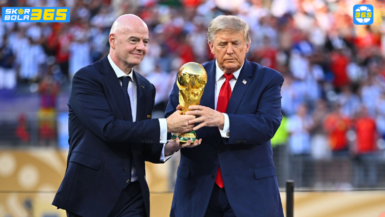 Para pemain Timnas Spanyol merayakan keberhasilan menjuarai UEFA Euro 2024 di atas podium setelah mengalahkan Inggris pada laga final, sementara Donald Trump terlihat berada di depan panggung.