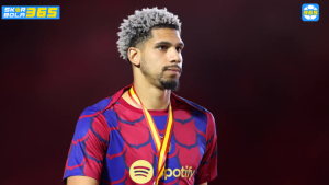 Ronald Araújo mengenakan jersey Barcelona dan medali juara setelah pertandingan, dengan ekspresi serius saat menghadiri seremoni penghargaan.