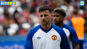 Pemain Manchester United mengenakan jersey latihan putih biru saat menjalani sesi pemanasan sebelum pertandingan di stadion.