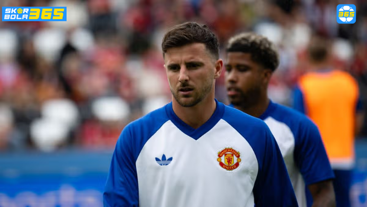 Pemain Manchester United mengenakan jersey latihan putih biru saat menjalani sesi pemanasan sebelum pertandingan di stadion.