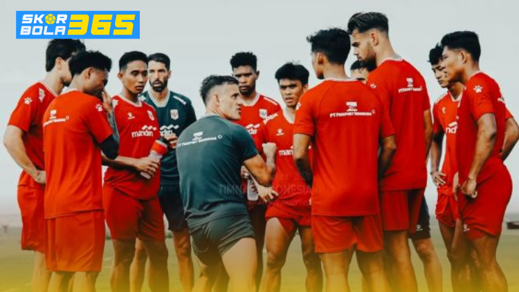 Pemain Timnas Indonesia berduel dengan pemain Taiwan dalam pertandingan sepak bola internasional tahun 2026.