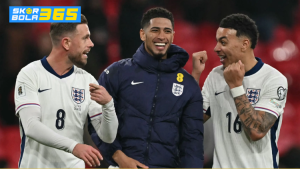 Pemain Timnas Inggris merayakan kemenangan usai pertandingan internasional 2026 dengan Jude Bellingham, Jordan Henderson, dan rekan setim di lapangan.