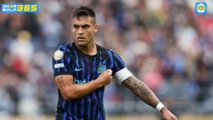 Barcelona mengincar kapten Inter Milan Lautaro Martinez sebagai striker baru, namun Inter Milan dengan tegas menolak menjual sang kapten yang masih terikat kontrak hingga 2029. Simak berita selengkapnya di SKOR BOLA 365.