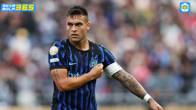 Barcelona mengincar kapten Inter Milan Lautaro Martinez sebagai striker baru, namun Inter Milan dengan tegas menolak menjual sang kapten yang masih terikat kontrak hingga 2029. Simak berita selengkapnya di SKOR BOLA 365.